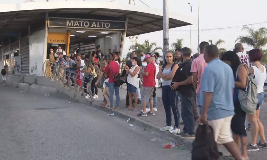 Passageiros fizeram filas longas nas estações do BRT no Rio.  Motoristas dos ônibus articulados fizeram greve