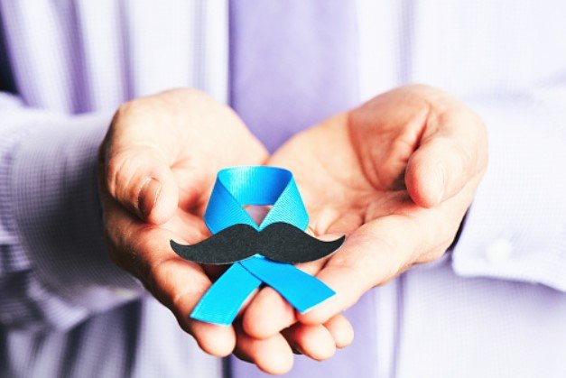 Pessoa segurando símbolo que representa a luta contra o câncer de próstata - Metrópoles
