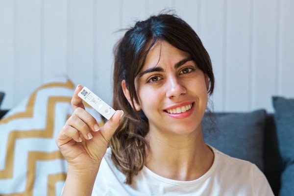 Mulher segura autoteste de covid nas mãos-Metrópoles