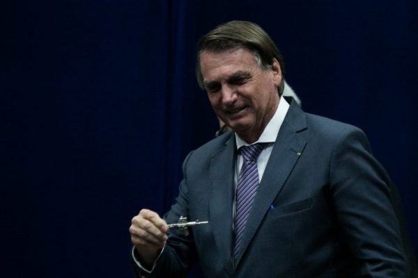 Em evento do Inmetro, o presidente Bolsonaro exibe um fuzil em miniatura que ganhou - Metrópoles