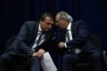 Bolsonaro e Guedes cochichando em evento Inmetro - Metrópoles