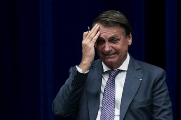 Em cerimônia do Inmetro, Bolsonaro passa a mão na testa e sorri - Metrópoles