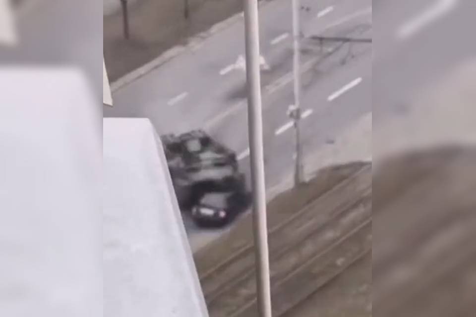 tanque de guerra avança e atropela carro de civil em Kiev
