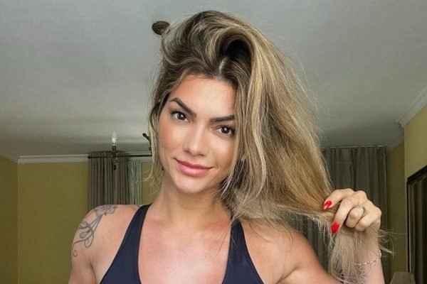 Kelly Key compartilha selfie e chama atenção de fãs: 'Cada dia mais nova