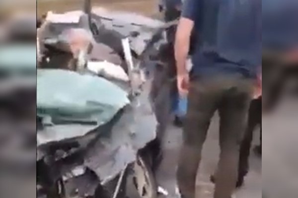 Vídeo mostra resgate de idoso que teve carro esmagado por tanque russo