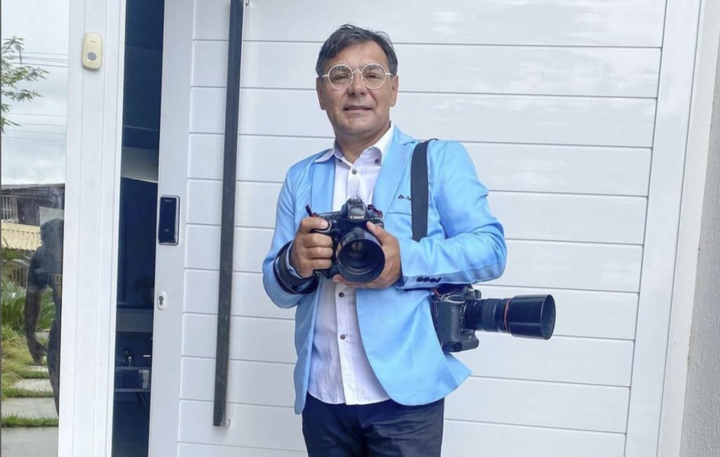 Retrato do Fotojornalista Dida Sampaio com a camera na mão