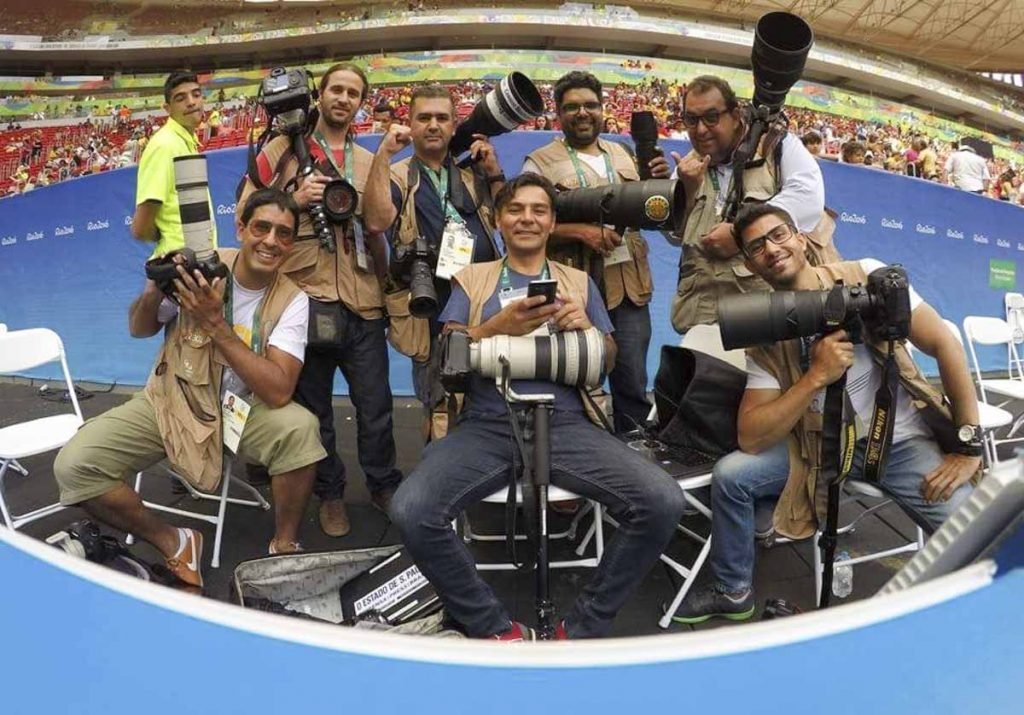 Fotojornalista Dida Sampaio ao centro com amigos durante cobertura da copa do mundo no brasil