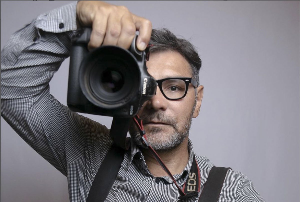 auto retrato do Fotojornalista Dida Sampaio com a camera na mão