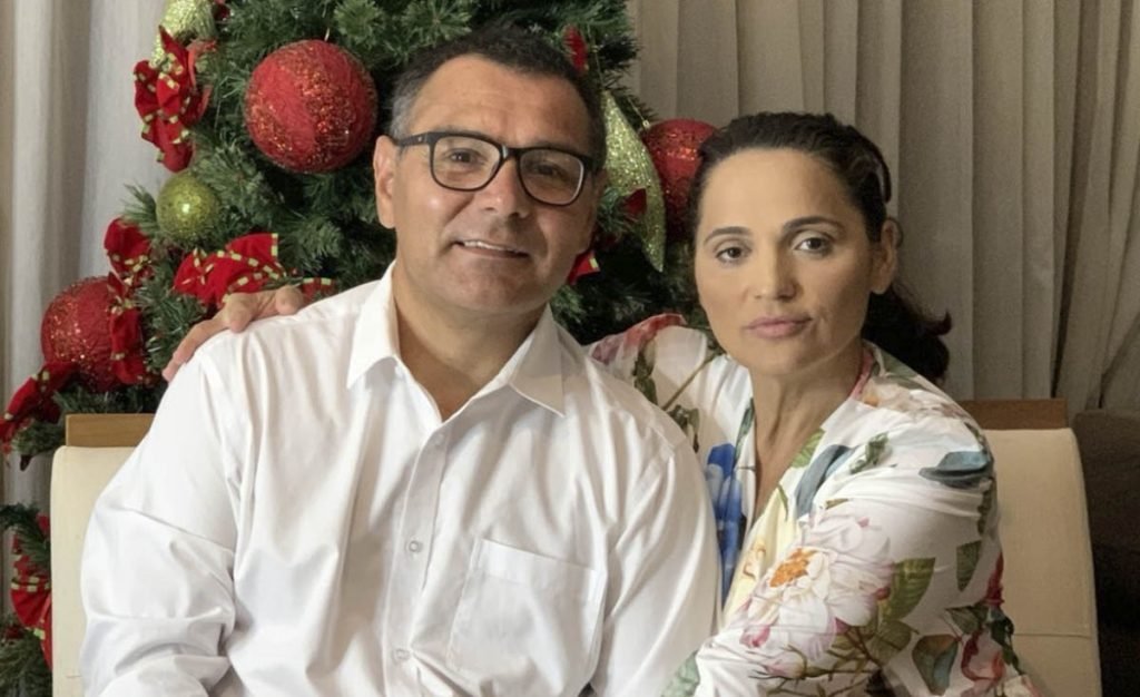 Fotojornalista Dida Sampaio com a esposa proximo a arvore de natal