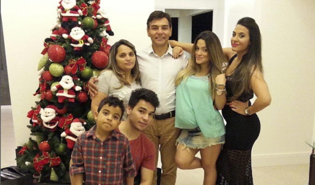 Fotojornalista Dida Sampaio com a familia proximo arvore de natal