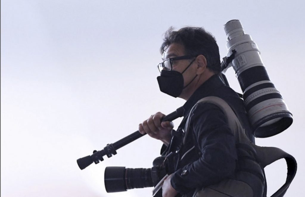 Fotojornalista Dida Sampaio com a camera na mão durante pauta jornalistica