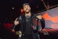O jogador Neymar posa com uma chuteira especial criada entre ele, a Puma e o filme Batman