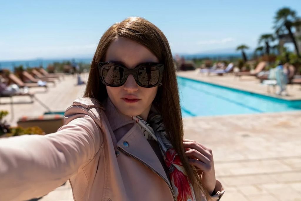 Eine Frau macht ein Selfie am Pool
