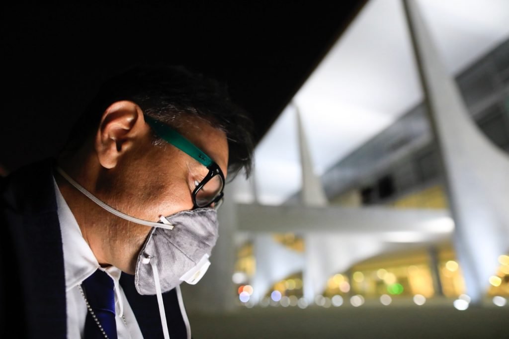 Fotojornalista Dida Sampaio sentado na rampa do palacio do planalto durante cobertura presidencial