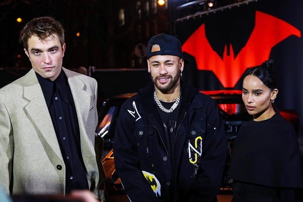 Os atores Robert Pattinson e Zoe Kravitz posam ao lado do jogador Neymar. Eles estão no lançamento do filme Batman.
