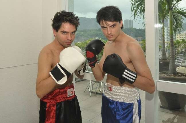 Felipe Neto wears boxing clothes next to Fábio-Metrópoles