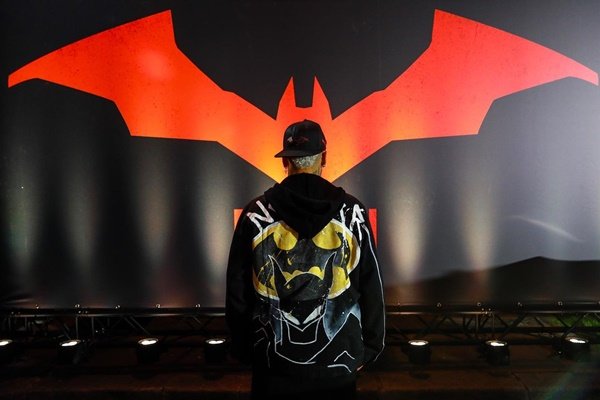 Neymar com jaqueta do Batman na Première do filme