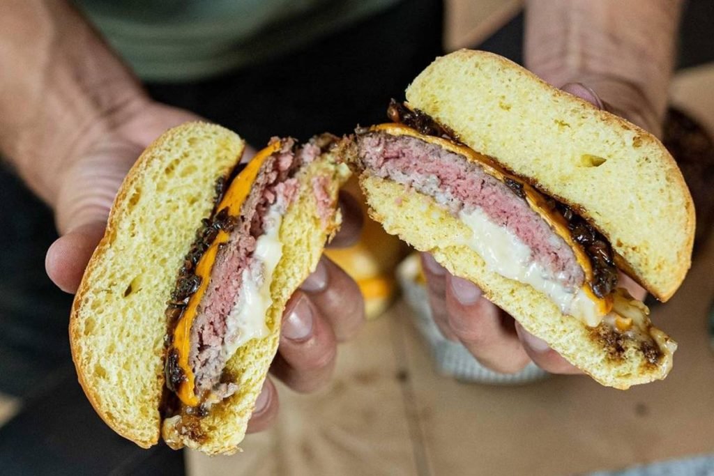 Na foto temos um hamburguer partido ao meio