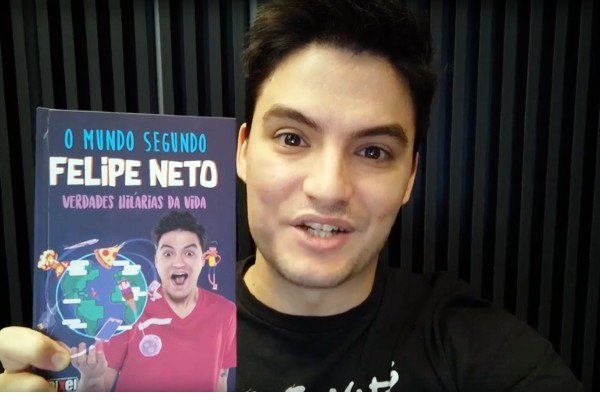 Felipe Neto segura book-Metropolis