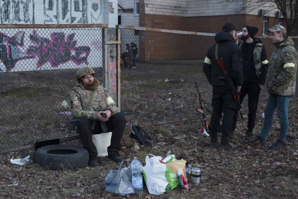 Membros da resistência ucraniana descansam próximos à reduto militar em Kiev, capital da Ucrânia - Metrópoles