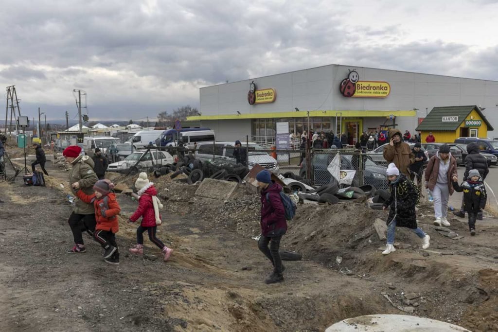 Ucranianos refugiados começam a chegar na cidade de Medyka, na Polônia. São vistas principalmente crianças e jovens - Metrópoles