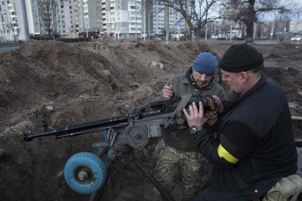 Membros da resistência ucraniana manuseiam armas se preparando para a ofensiva contra russos - Metrópoles