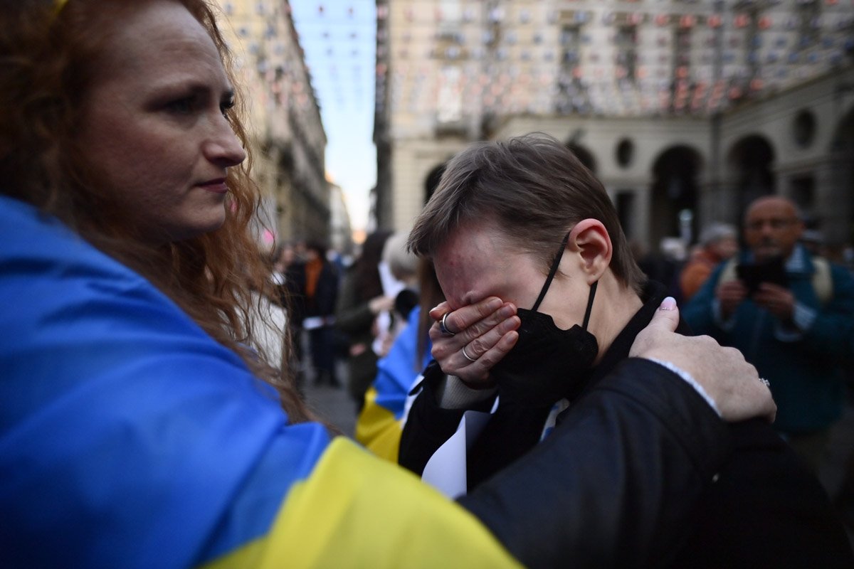 Menina ucraniana chora durante um protesto em apoio à Ucrânia perto da Embaixada da Rússia na italia