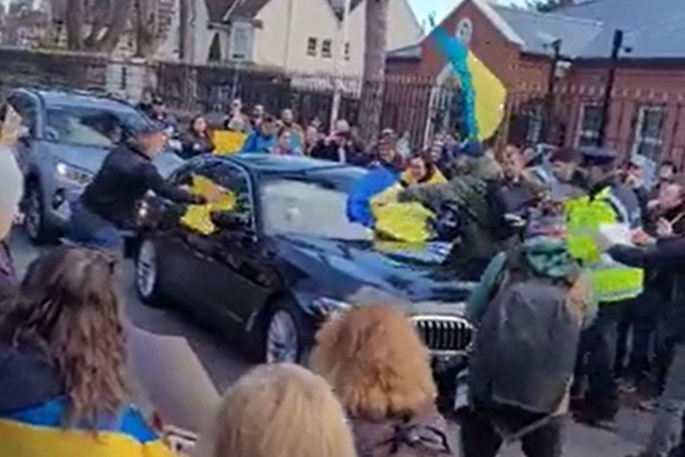 Comitiva de embaixador russo é hostilizada em protesto na Irlanda
