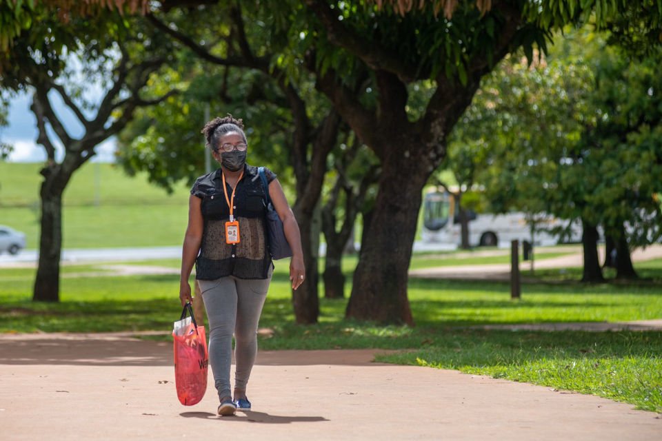 mulher andando em parque