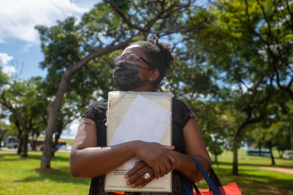 mulher com papéis nas mãos