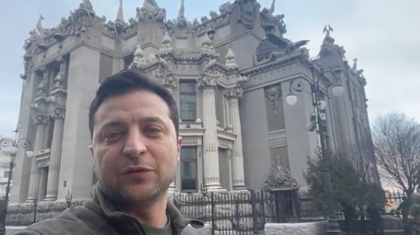 “Não abaixaremos as armas”, diz Zelensky; Kiev resiste ao ataque russo