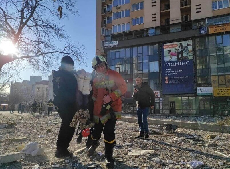 míssil atinge prédio residencial em Kiev, capital da Ucrânia