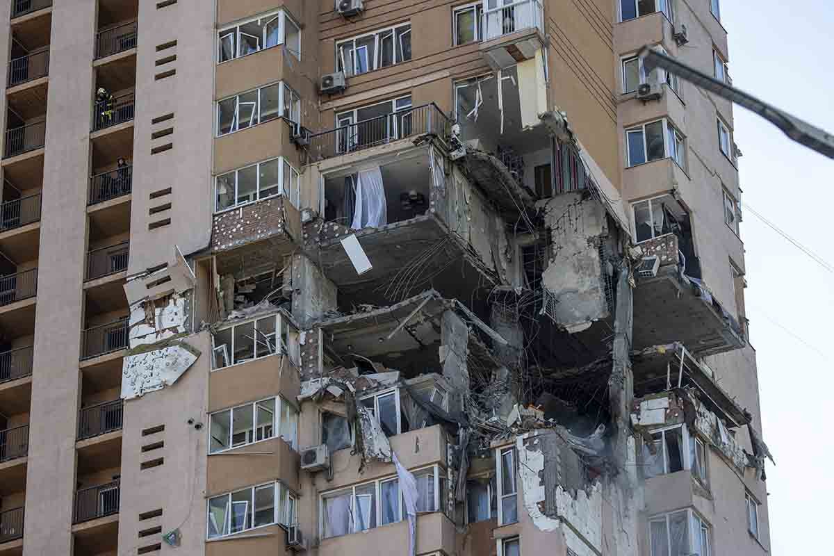 Uma visão do edifício danificado em Kiev, que foi atingido por um recente bombardeio durante a intervenção militar da Rússia na Ucrânia, em 26 de fevereiro de 2022. Sirenes soaram na capital ucraniana na manhã de sábado, após relatos de tropas russas em confronto com Forças ucranianas nas ruas de Kiev durante a noite