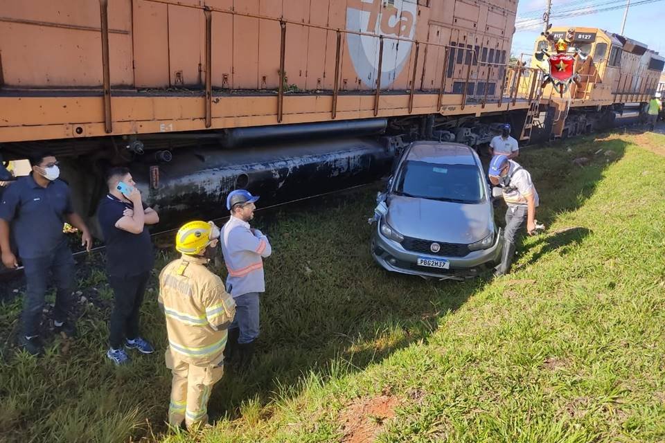 Carro e trem