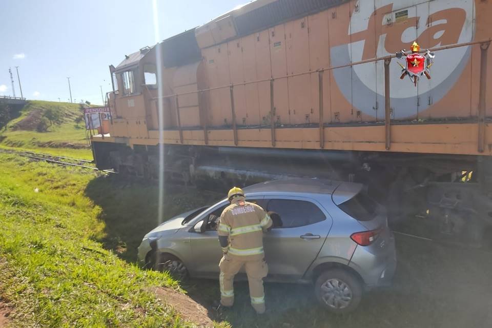 Bombeiro e carro
