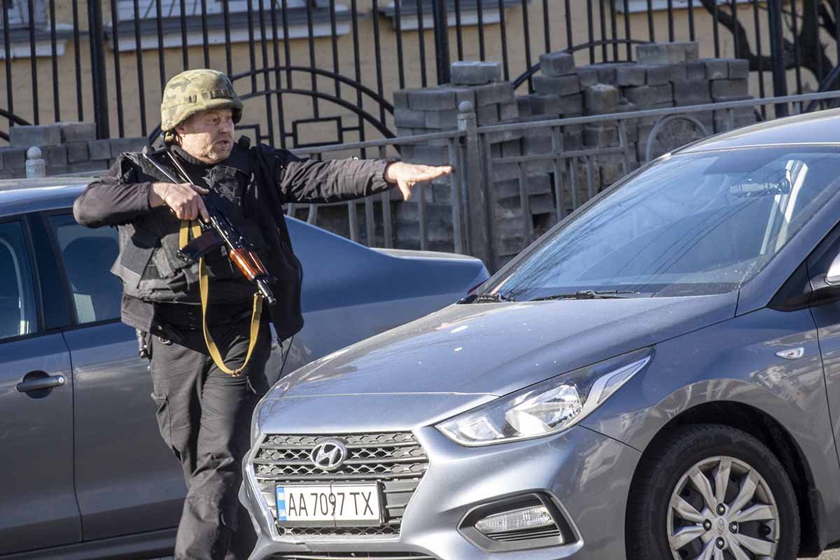 Russos avançam sobre Kiev; países enviam armas e dinheiro para Ucrânia