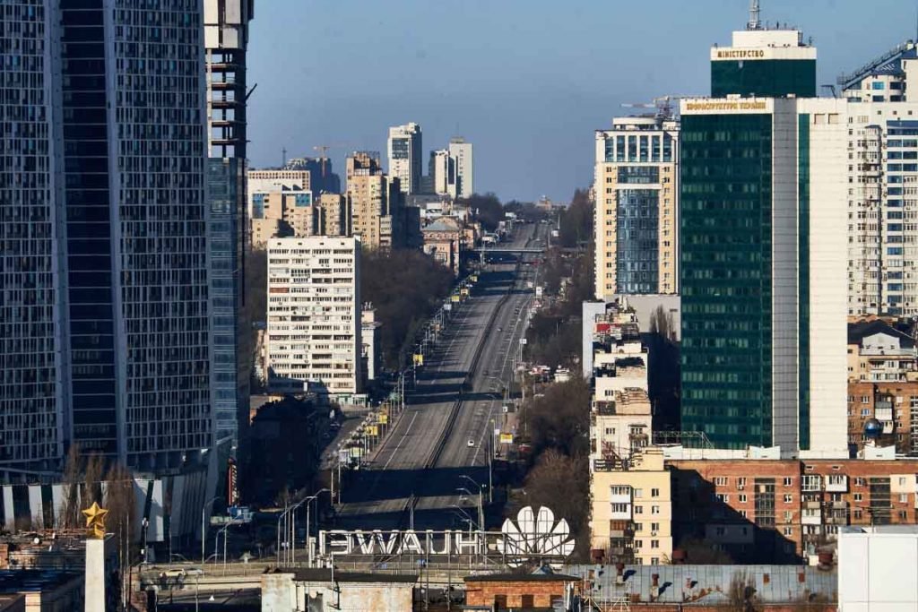 KYIV, UCRÂNIA - 26 DE FEVEREIRO: Uma visão geral da cidade em 26 de fevereiro de 2022 em Kiev, Ucrânia. Explosões e tiros foram relatados em torno de Kiev na segunda noite da invasão da Ucrânia pela Rússia, que matou dezenas e provocou ampla condenação de líderes americanos e europeus