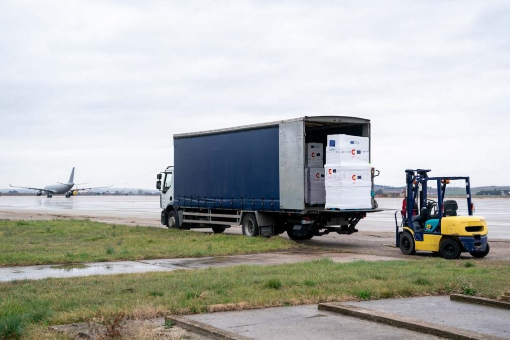 MADRID ESPANHA, ESPANHA - 26 DE FEVEREIRO: Um operador de guindaste move suprimentos médicos para um caminhão para ser enviado para a Ucrânia na Base Aérea de Torrejon de Ardoz em 26 de fevereiro de 2022, em Madri, Espanha. Este material será o primeiro carregamento, da Agência Espanhola de Cooperação Internacional para o Desenvolvimento (AECID), de ajuda humanitária à Ucrânia depois de ter sido atacada pela Rússia na madrugada de 24 de fevereiro. O Ministério da Saúde da Ucrânia informou hoje, sábado, 26 de fevereiro, a morte de 198 pessoas, incluindo três crianças, desde o início da invasão russa na madrugada de 24 de fevereiro. Várias explosões abalaram a capital ucraniana Kiev na madrugada da manhã de sábado, e os confrontos estão ocorrendo na área de Beresteiska, perto da conhecida Praça Maidan, e em uma usina termelétrica em Troieschyna, no outro extremo da cidade