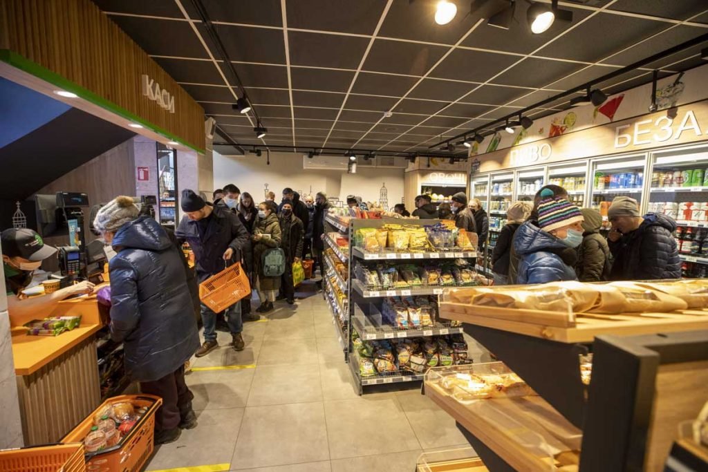 Pessoas compram em um mercado enquanto sirenes soaram e explosões foram ouvidas na capital ucraniana Kiev em 26 de fevereiro de 2022. (Foto de Aytac Unal/Agência Anadolu via Getty Images)