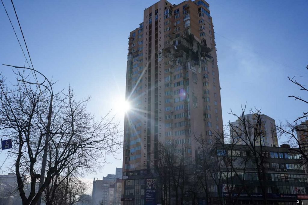 KYIV, UCRÂNIA - 26 DE FEVEREIRO: Um edifício residencial é danificado por um ataque de míssil pela manhã em Kiev, enquanto a intervenção militar da Rússia na Ucrânia continua em 26 de fevereiro de 2022