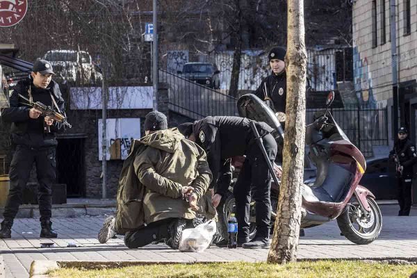 KYIV, UCRÂNIA - 26 DE FEVEREIRO: Forças de segurança detêm um suspeito na capital ucraniana, Kiev, enquanto o ataque militar da Rússia na Ucrânia continua em 26 de fevereiro de 2022