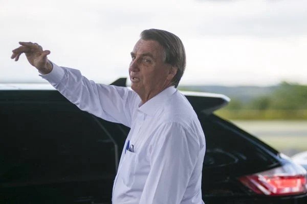 Bolsonaro, presidente do Brasil entre os anos 20018 e 2022. Ele usa camiseta clara e olha para frente- Metrópoles