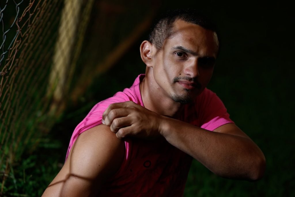 André Rufino mostra braço sem tatuagem, diferente do criminoso com o qual foi confundido - Goiânia (GO) 25/02/2022 André Bernardo Rufino, mecânico, foi preso injustamente durante 15 dias