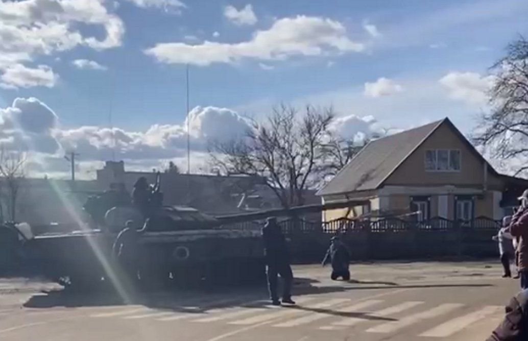 ucranianos tentam bloquear tanques russos com seus corpos