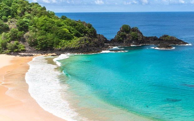 Praia da Baía do Sacho, em Fernando de Noronha - Metrópoles