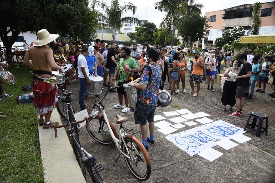 Bicicletas e pessoas com roupas coloridas em rua