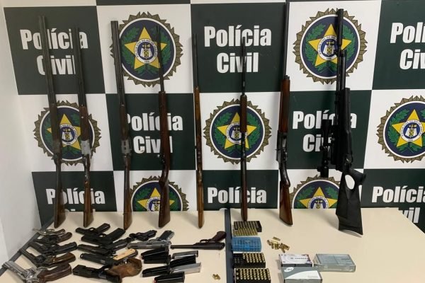 Polícia do Rio apreende arsenal com traficante de armas que tem certificado  de colecionador, Jornal Nacional