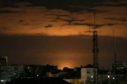 Fortes explosões iluminam céu de Kiev, na Ucrânia, nesta noite