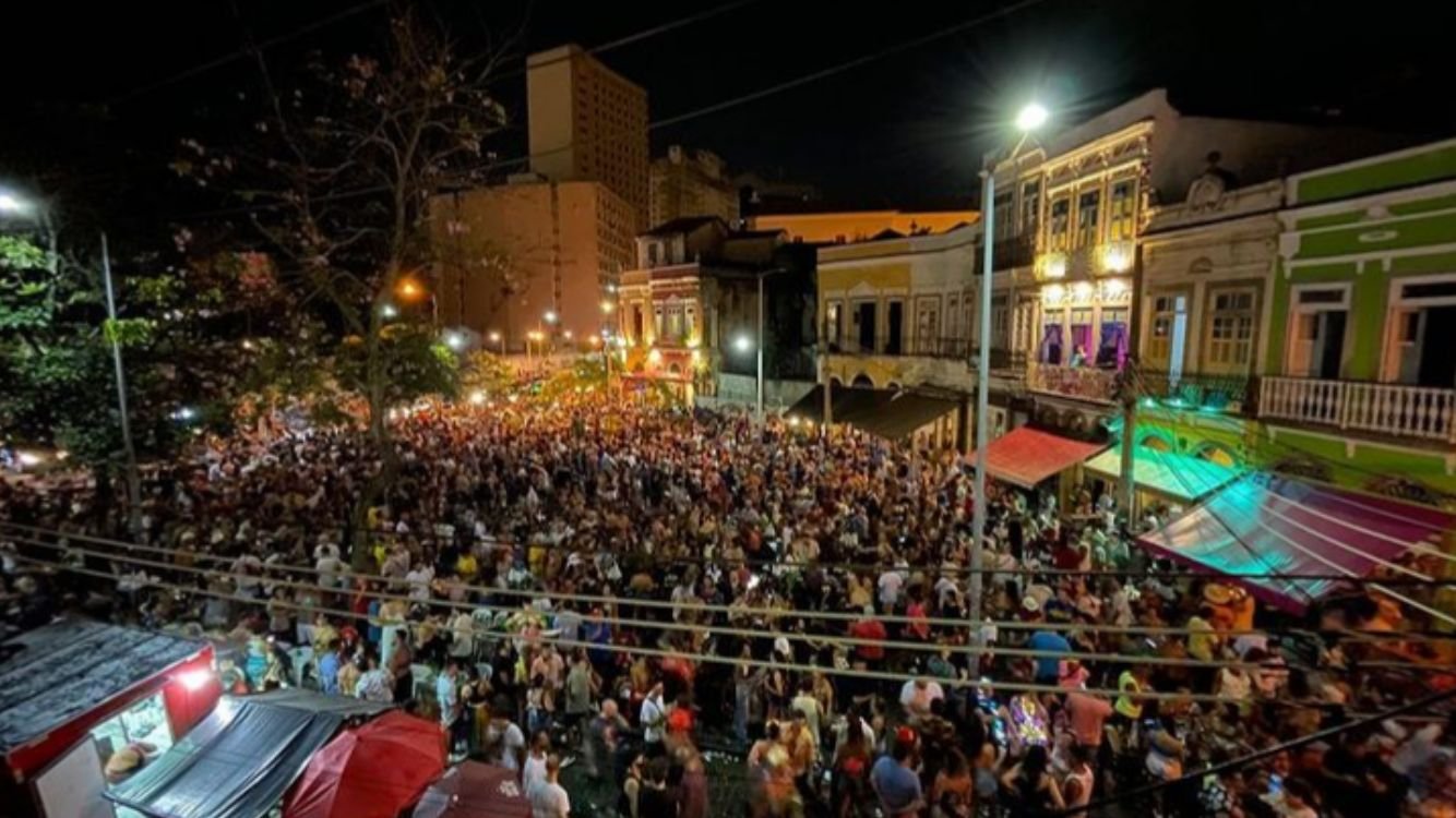 Carnaval no Rio: foliões ocupam as ruas apesar da proibição a