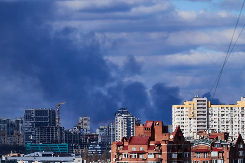 KYIV, UCRÂNIA - 27 DE FEVEREIRO: Fumaça é vista subindo por trás de edifícios após bombardeios em 27 de 2022 em Kiev, Ucrânia.  Explosões e tiros foram registrados em torno de Kiev, enquanto a invasão da Ucrânia pela Rússia continua.  A vítima matou de pessoas e sofreu a causa de líderes e pessoas